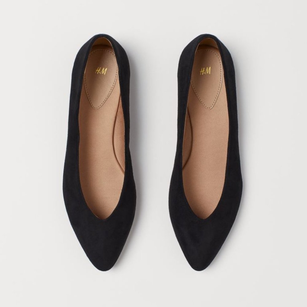 H&M Pointed Faux Suede Flats 🐜